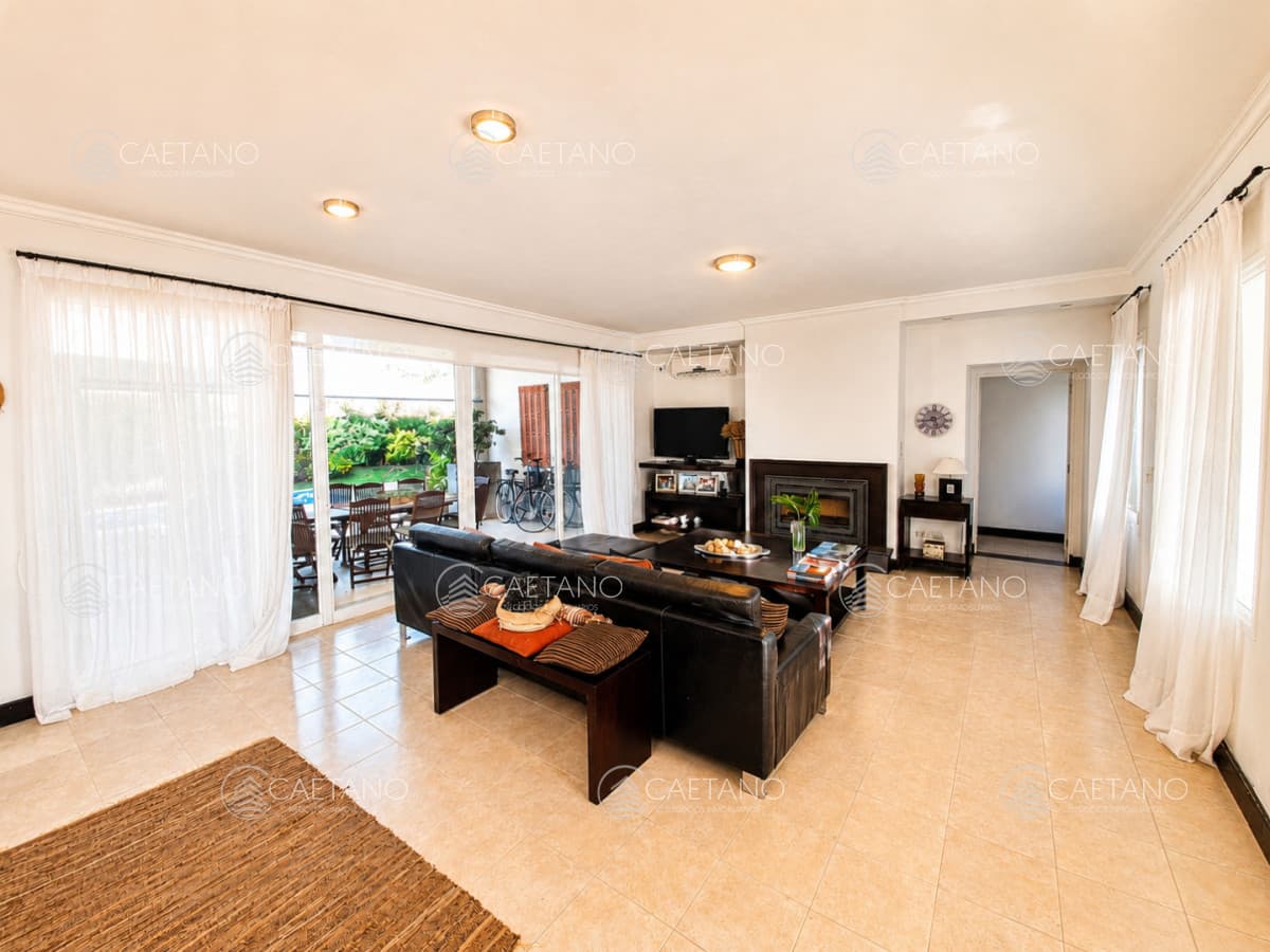Boulevard Park, Casa de 4 dormitaros con Piscina en VENTA .