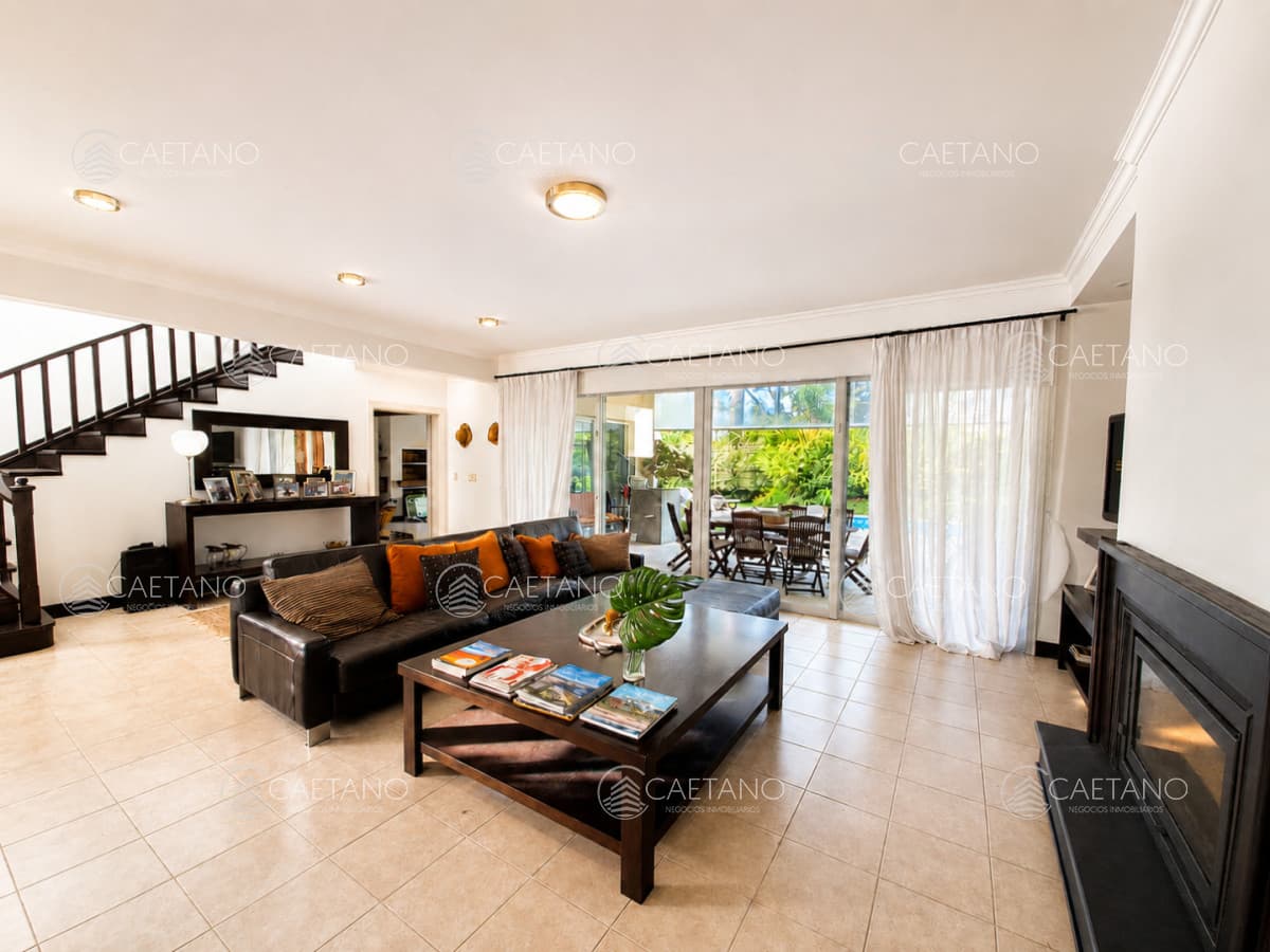 Boulevard Park, Casa de 4 dormitaros con Piscina en VENTA .