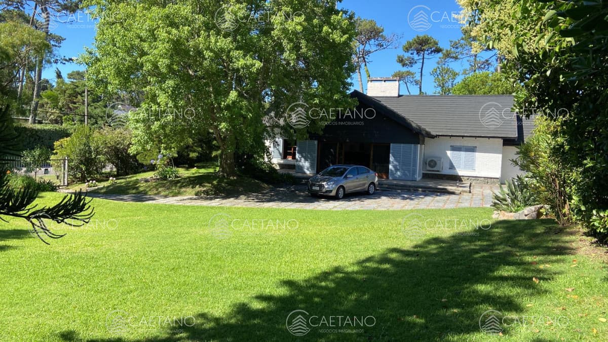Venta casa 6 dormitorios. Playa mansa, Punta del Este