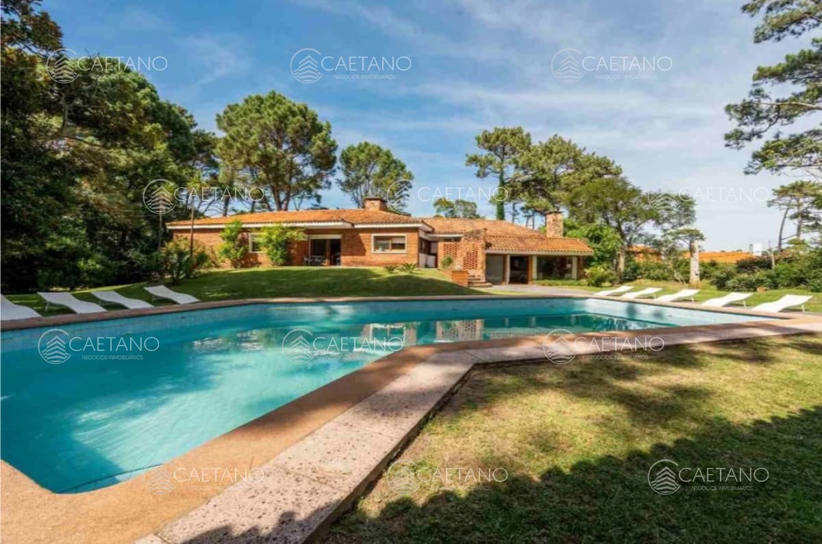 Casa de 4 dormitorios con agradable entorno.