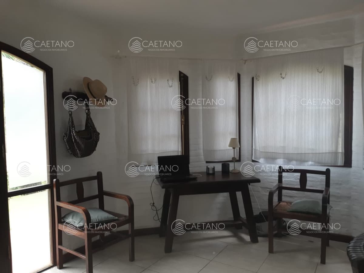 Barrio cerrado a pasos del mar con todos los servicios. Solanas, Punta del Este. Chalet en venta