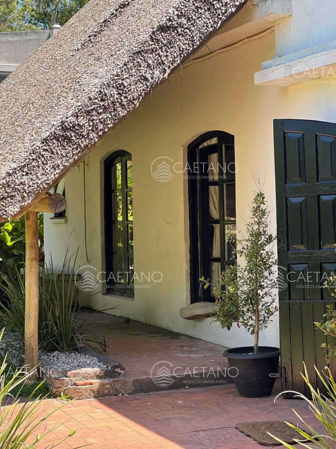 Amplia casa a la venta en Punta del Este de 6 dormitorios en el Tesoro a 200 mts de ruta 10