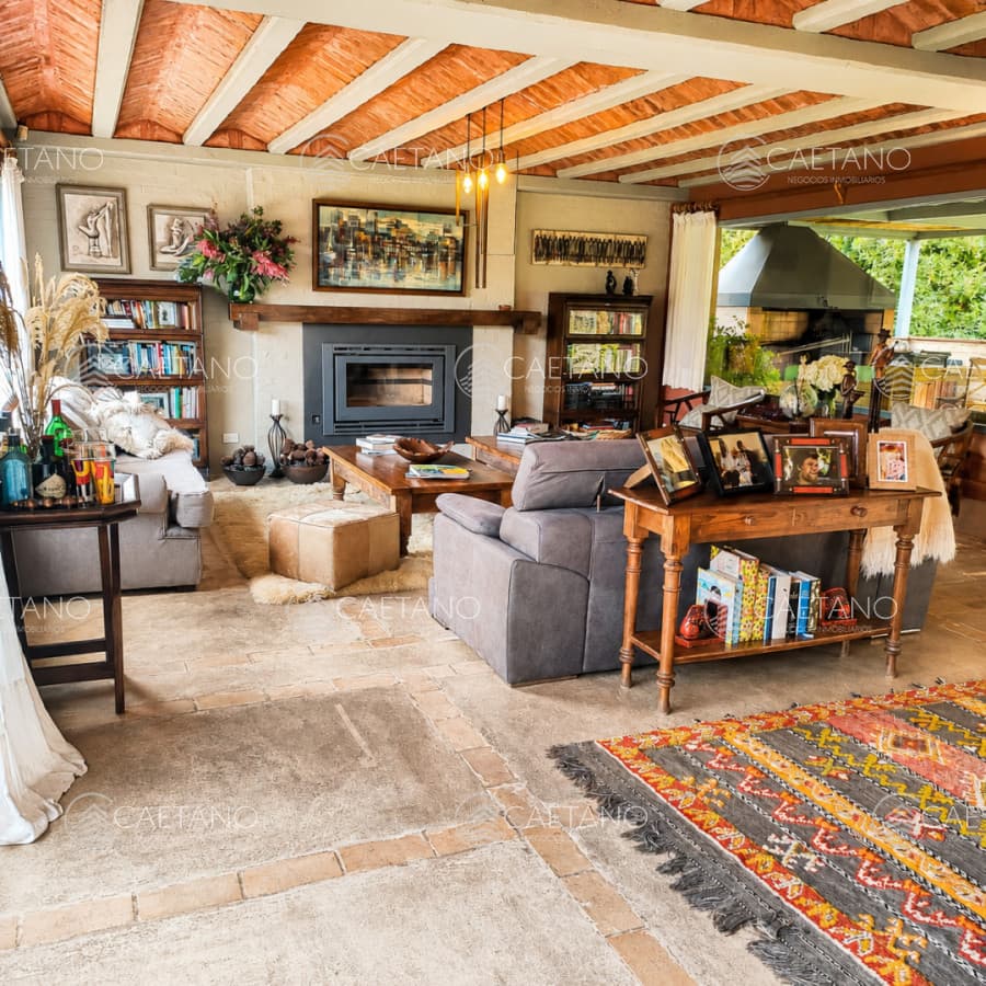 Hermosa casa de  2 niveles, con amplios espacios.