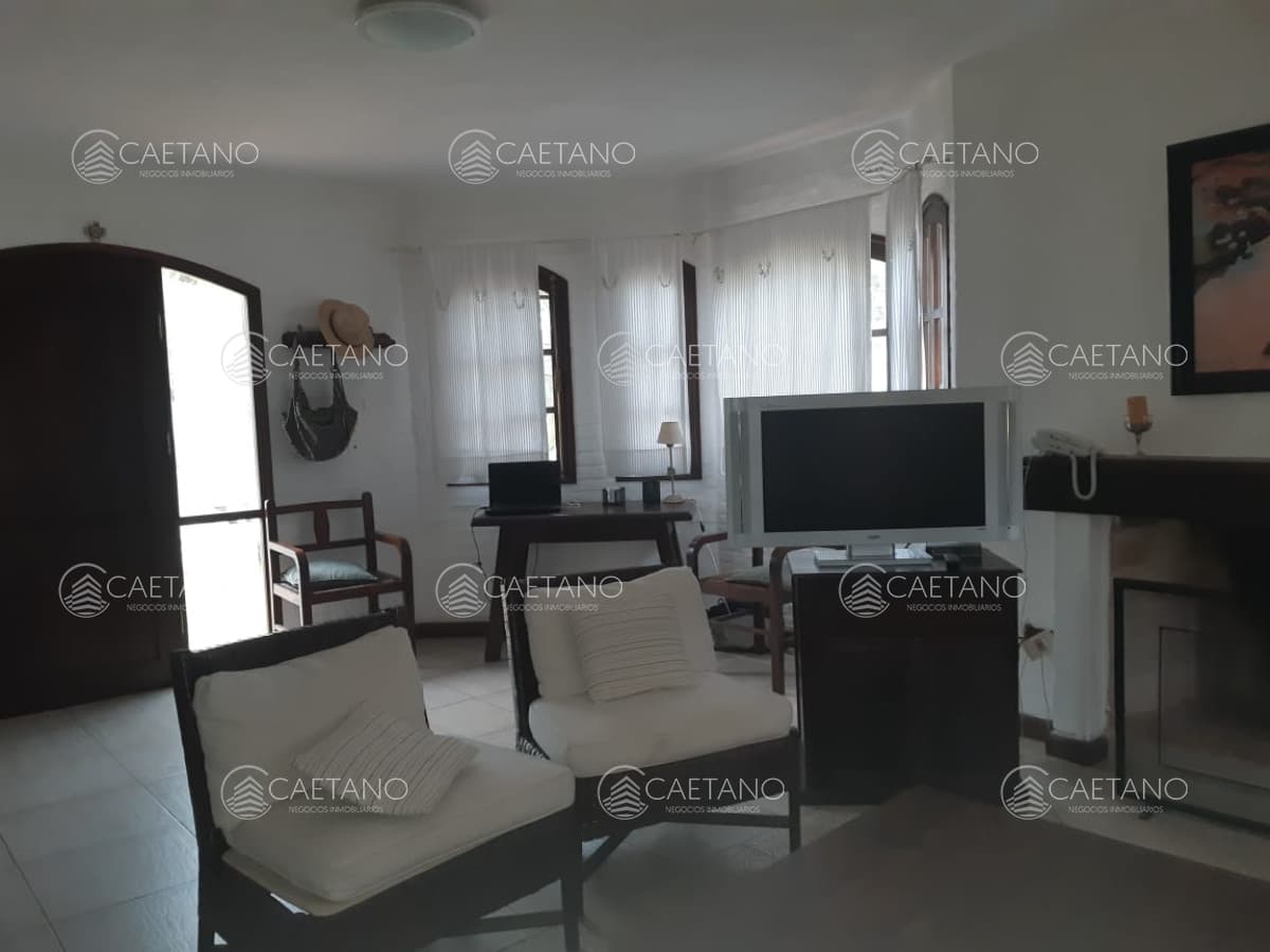 Barrio cerrado a pasos del mar con todos los servicios. Solanas, Punta del Este. Chalet en venta