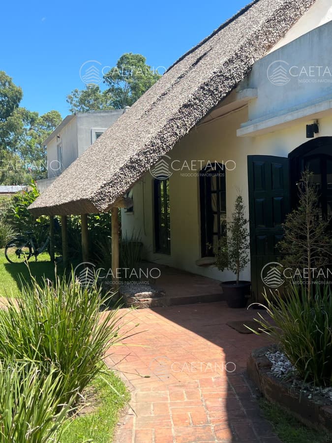 Amplia casa a la venta en Punta del Este de 6 dormitorios en el Tesoro a 200 mts de ruta 10