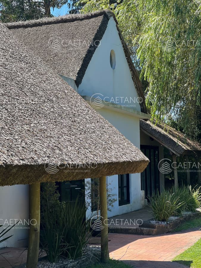 Amplia casa a la venta en Punta del Este de 6 dormitorios en el Tesoro a 200 mts de ruta 10