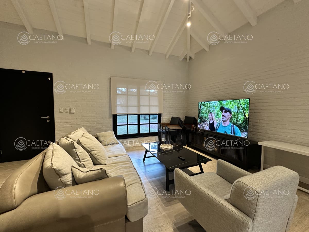 Vende casa de 3 dormitorios con fondo al Club de Golf, Punta Ballena