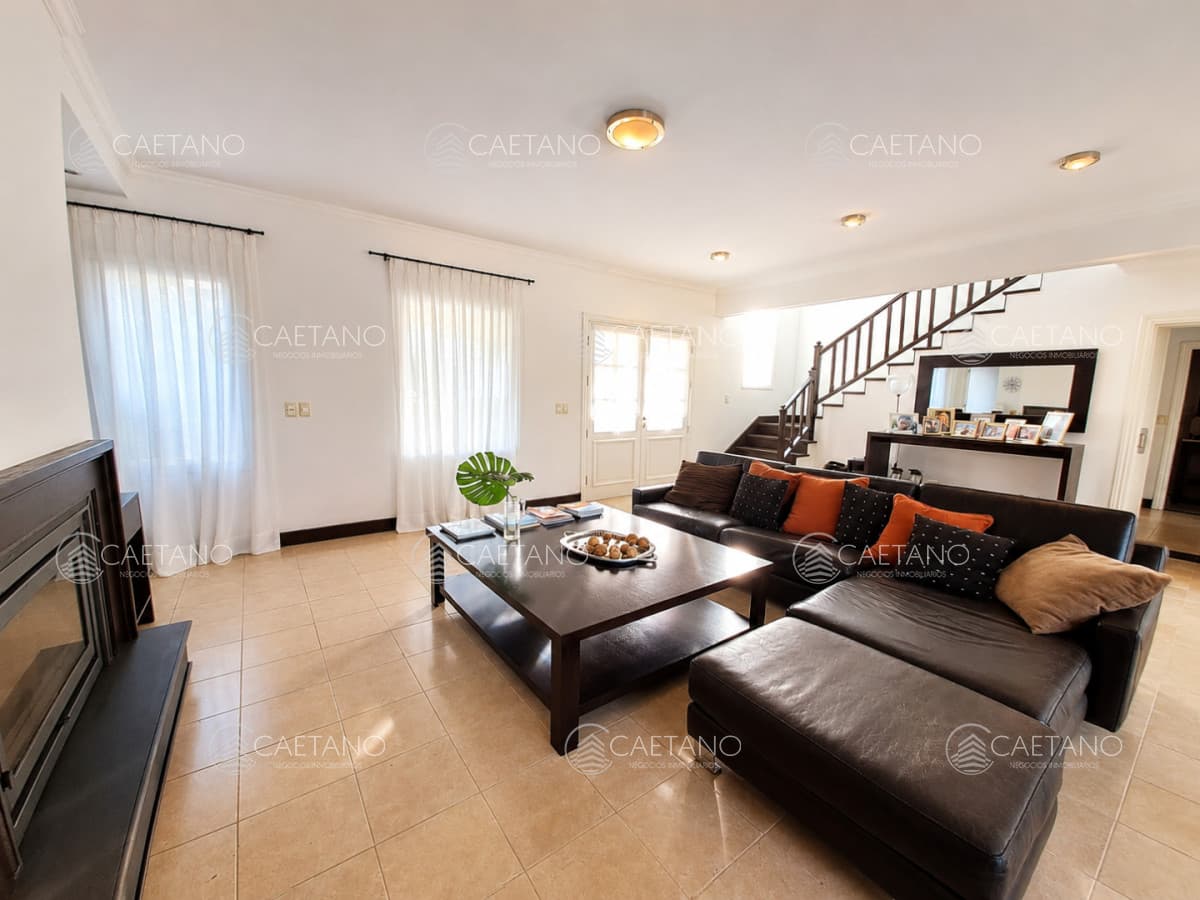 Boulevard Park, Casa de 4 dormitaros con Piscina en VENTA .