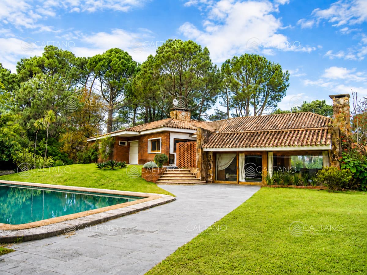 Casa de 4 dormitorios con agradable entorno.