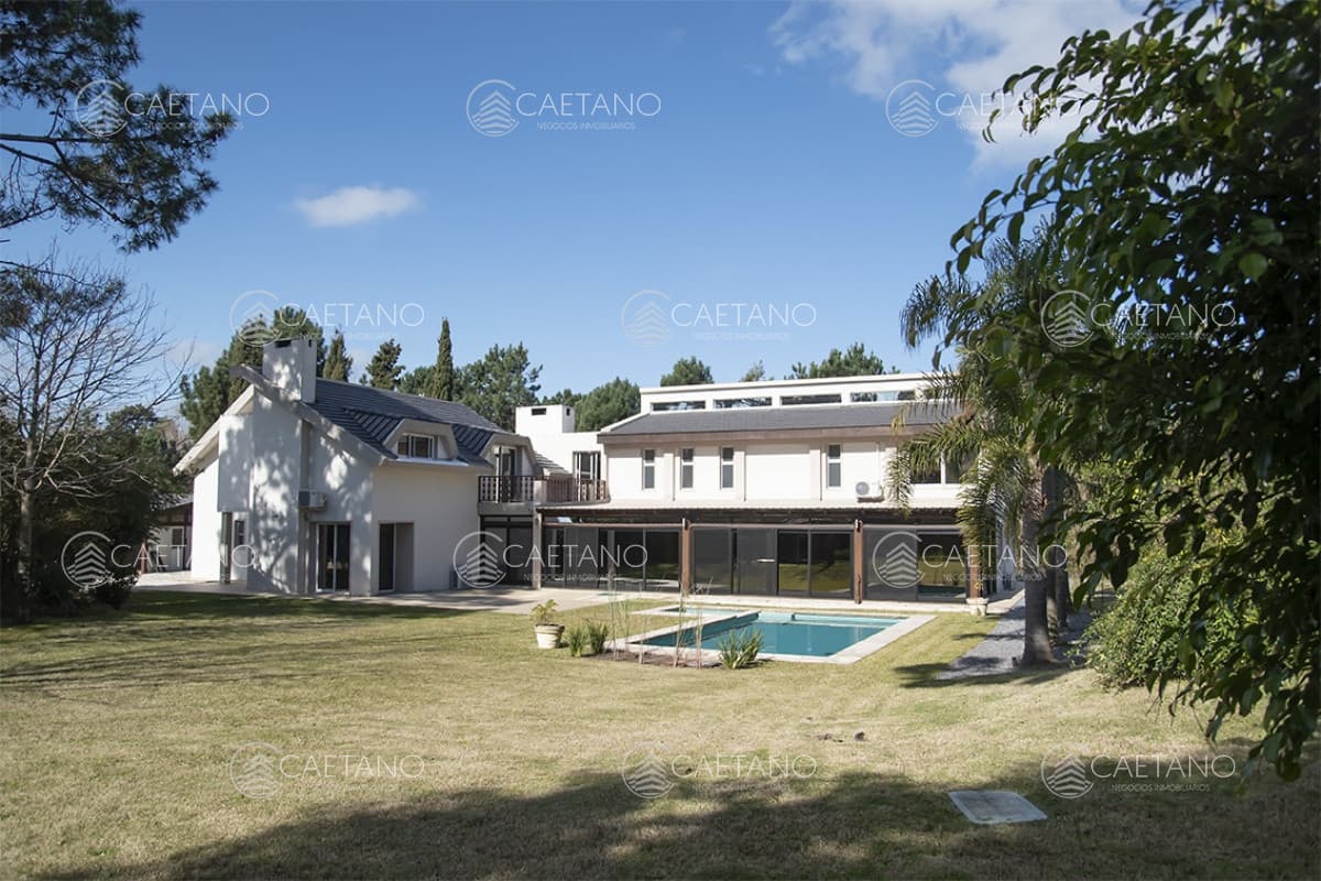 Espaciosa Casa en Barrio Privado de 6 dorm y piscina en Punta del Este