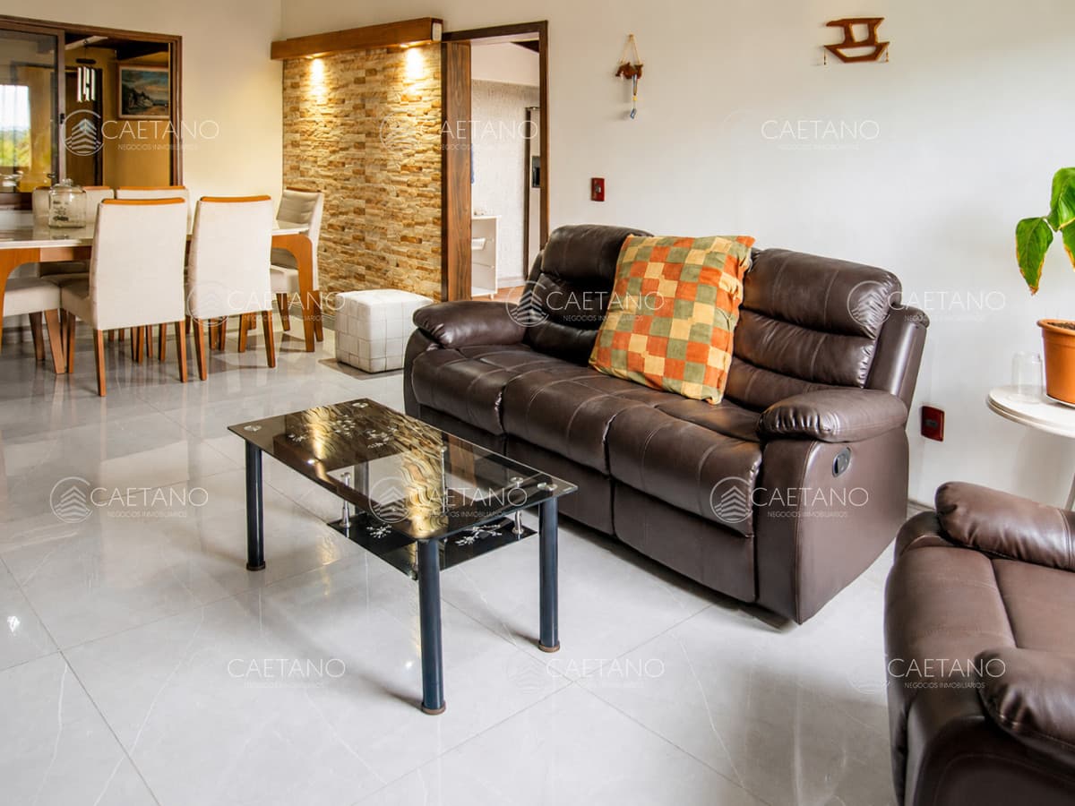 En venta casa de 4 dormitorios en Barrio 4 H en Maldonado, con barbacoa y piscina