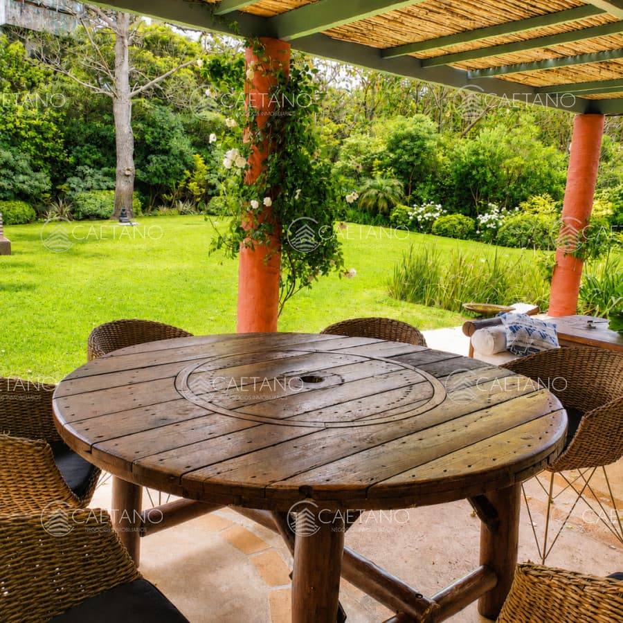 Hermosa casa de  2 niveles, con amplios espacios.