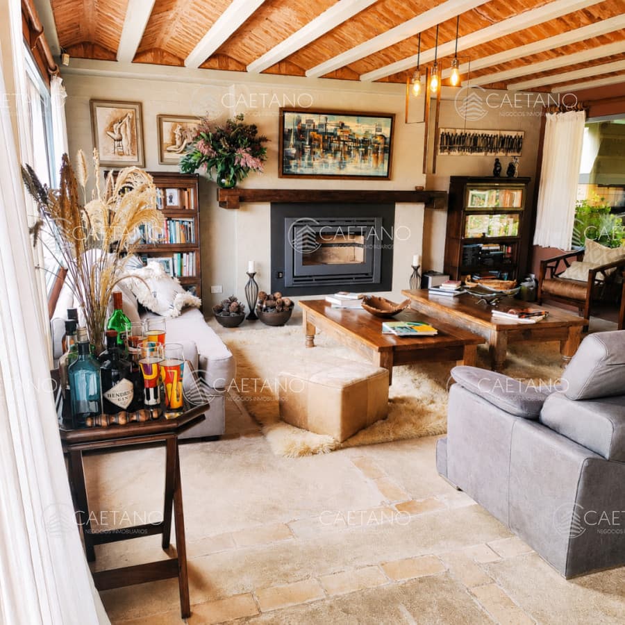 Hermosa casa de  2 niveles, con amplios espacios.