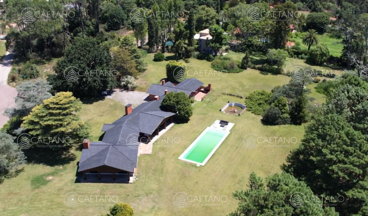 Casa en venta con vista a agradable entorno.