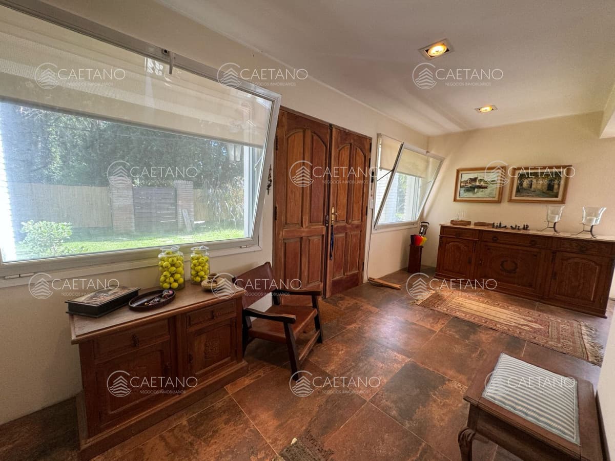 En venta casa de 3 dormitorios, con piscina y barbacoa, en Barrio Golf, Punta Este