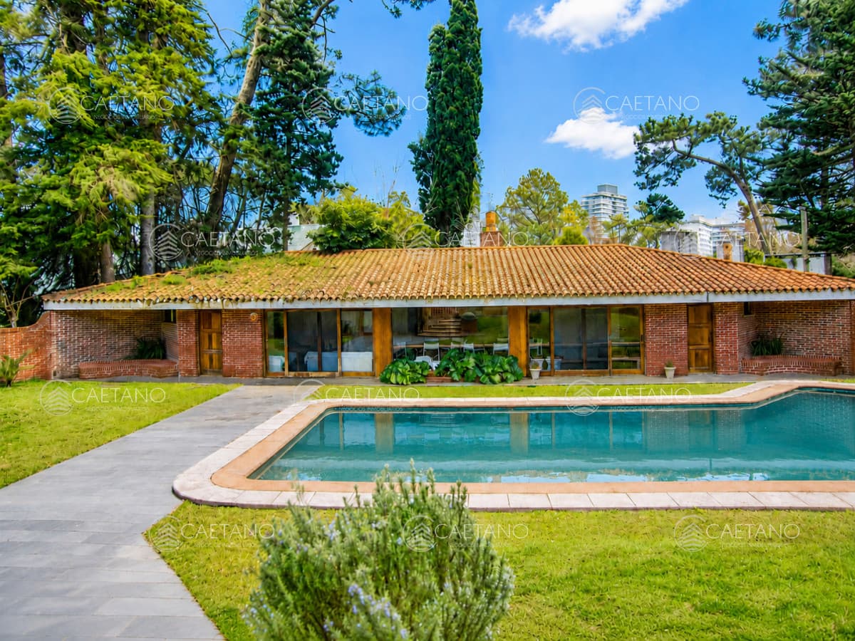 Casa de 4 dormitorios con agradable entorno.