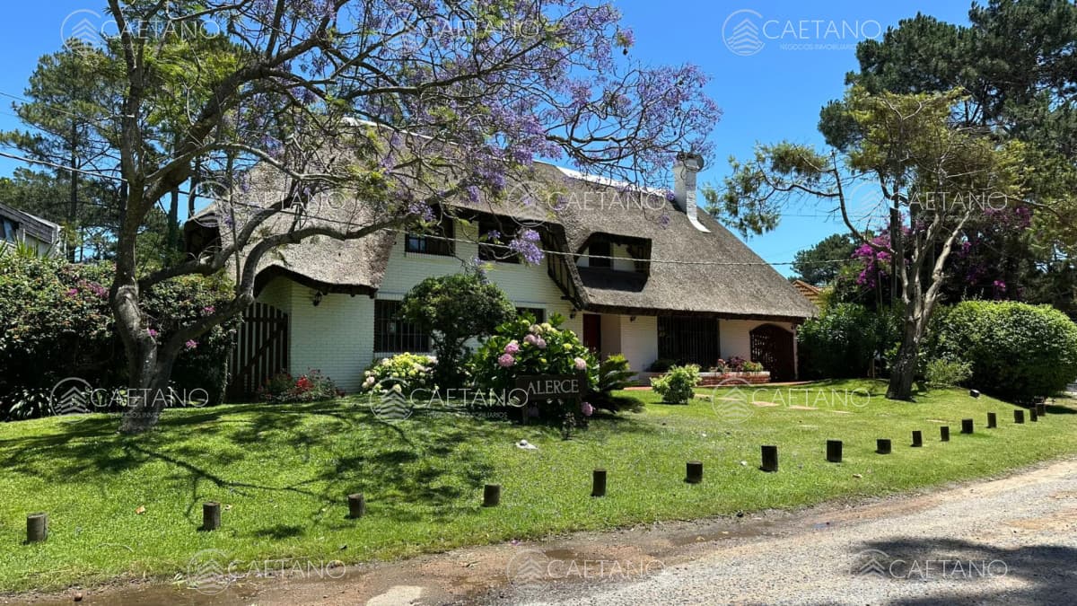 En venta casa en San Rafael, de 4 dormitorios mas dep, con 2 cocheras