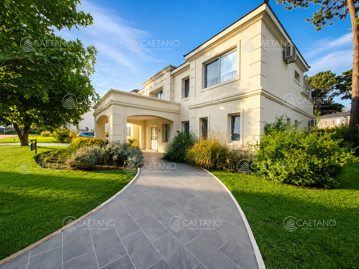Boulevard Park, Casa de 4 dormitaros con Piscina en VENTA .