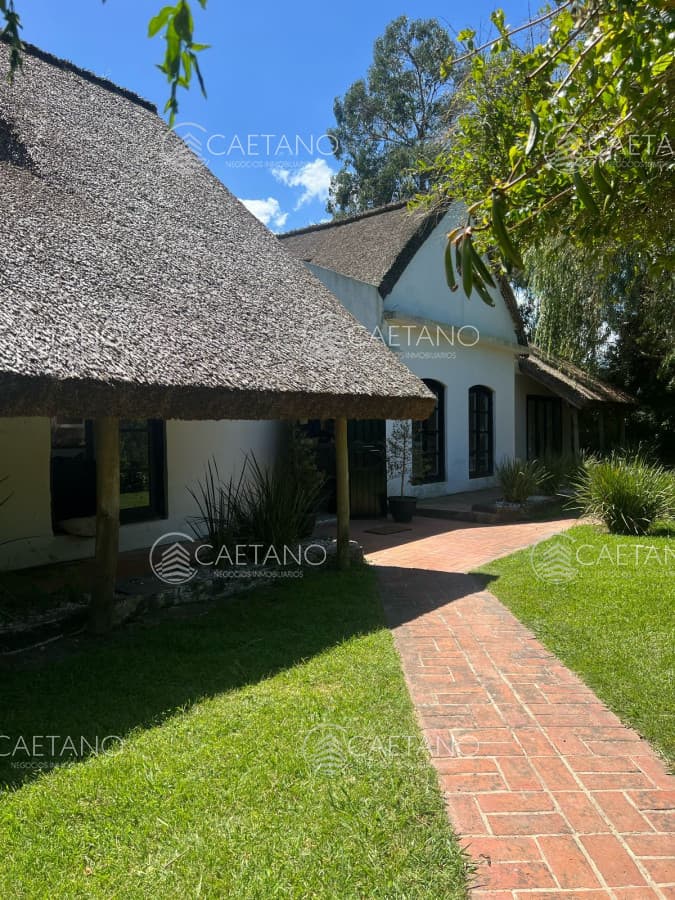 Amplia casa a la venta en Punta del Este de 6 dormitorios en el Tesoro a 200 mts de ruta 10