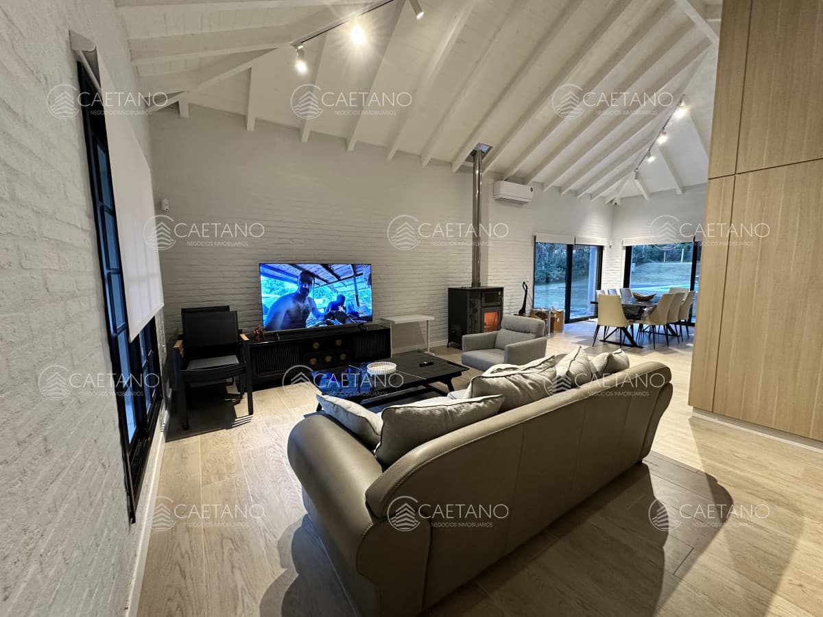 Vende casa de 3 dormitorios con fondo al Club de Golf, Punta Ballena