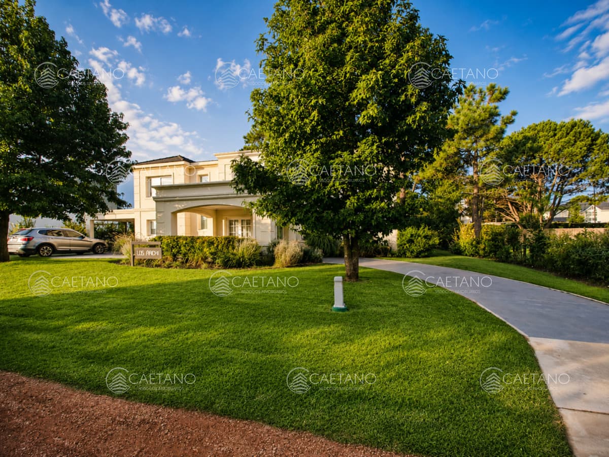 Boulevard Park, Casa de 4 dormitaros con Piscina en VENTA .