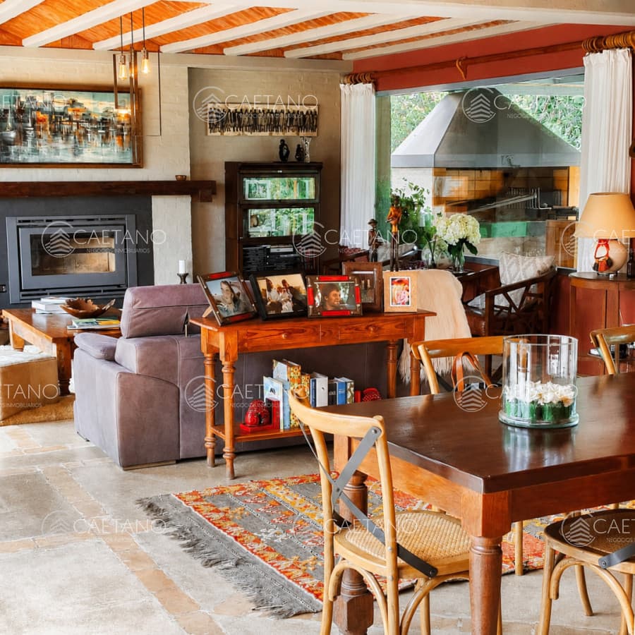 Hermosa casa de  2 niveles, con amplios espacios.