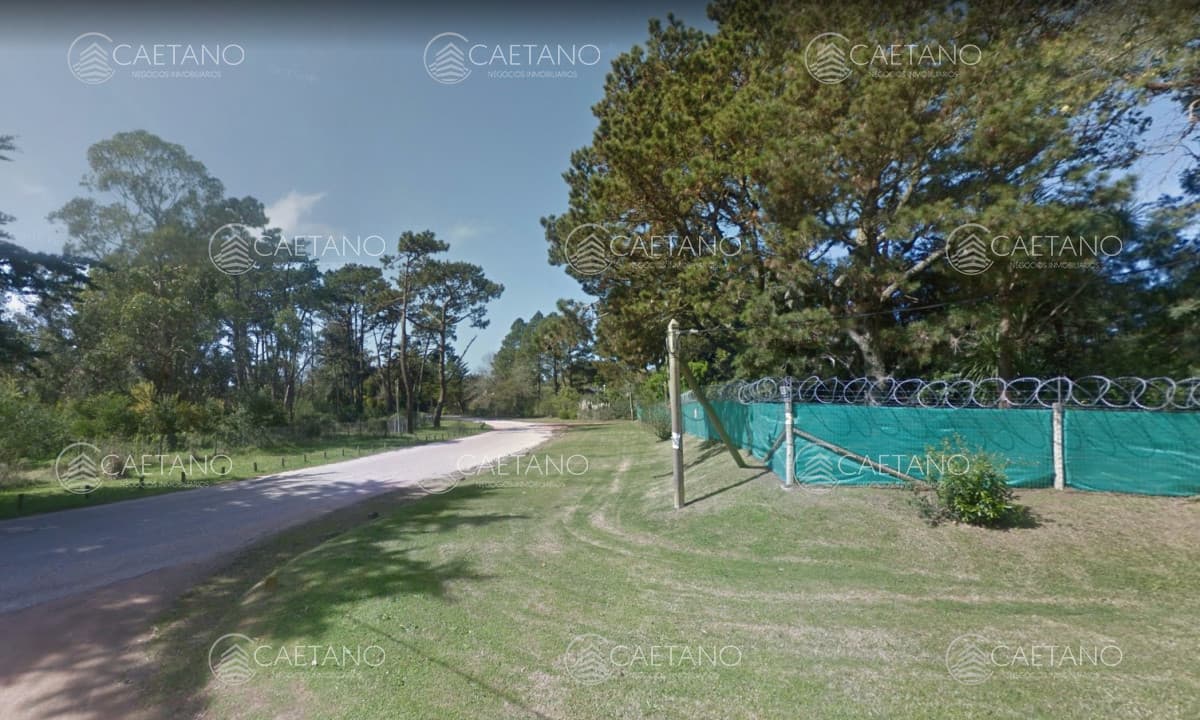 Terreno de gran superficie sobre la cancha de Golf