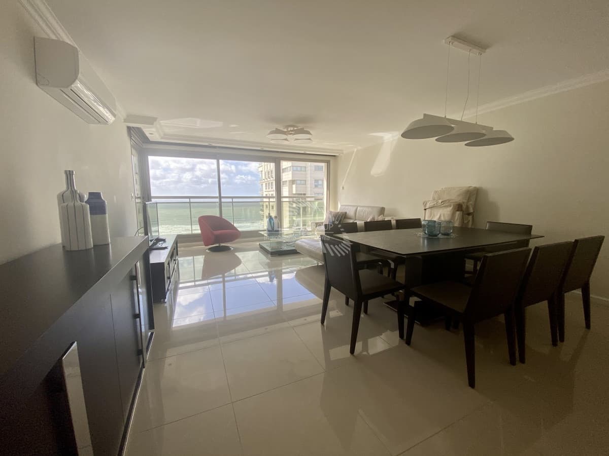 Vende apartamento de 3dormitorios en Brava- Punta del Este