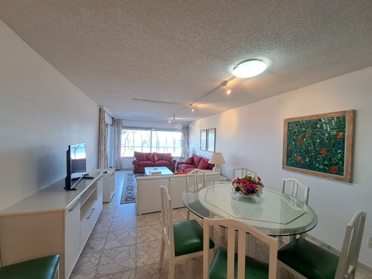 Apartamento en Venta de 2 dormitorios frente al mar,Playa Mansa , Punta del este