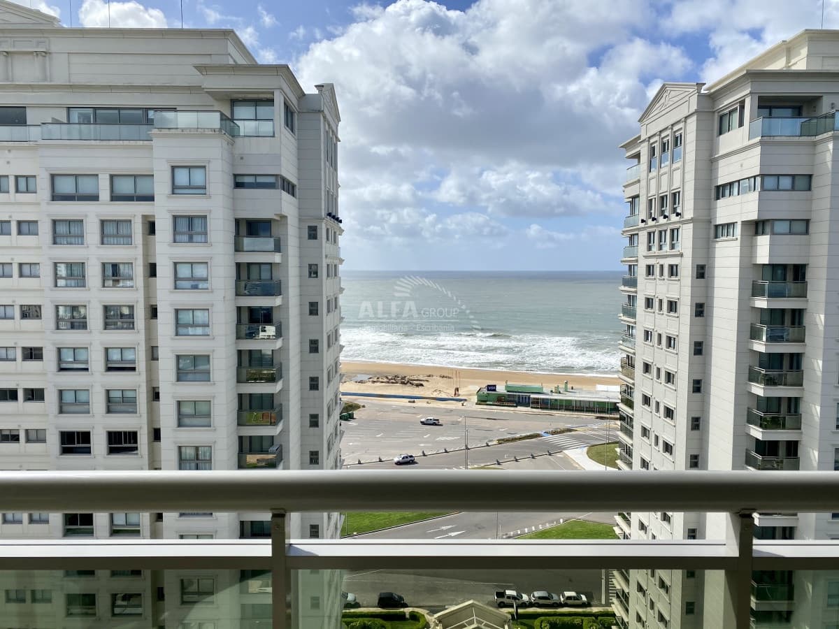 Vende apartamento de 3dormitorios en Brava- Punta del Este