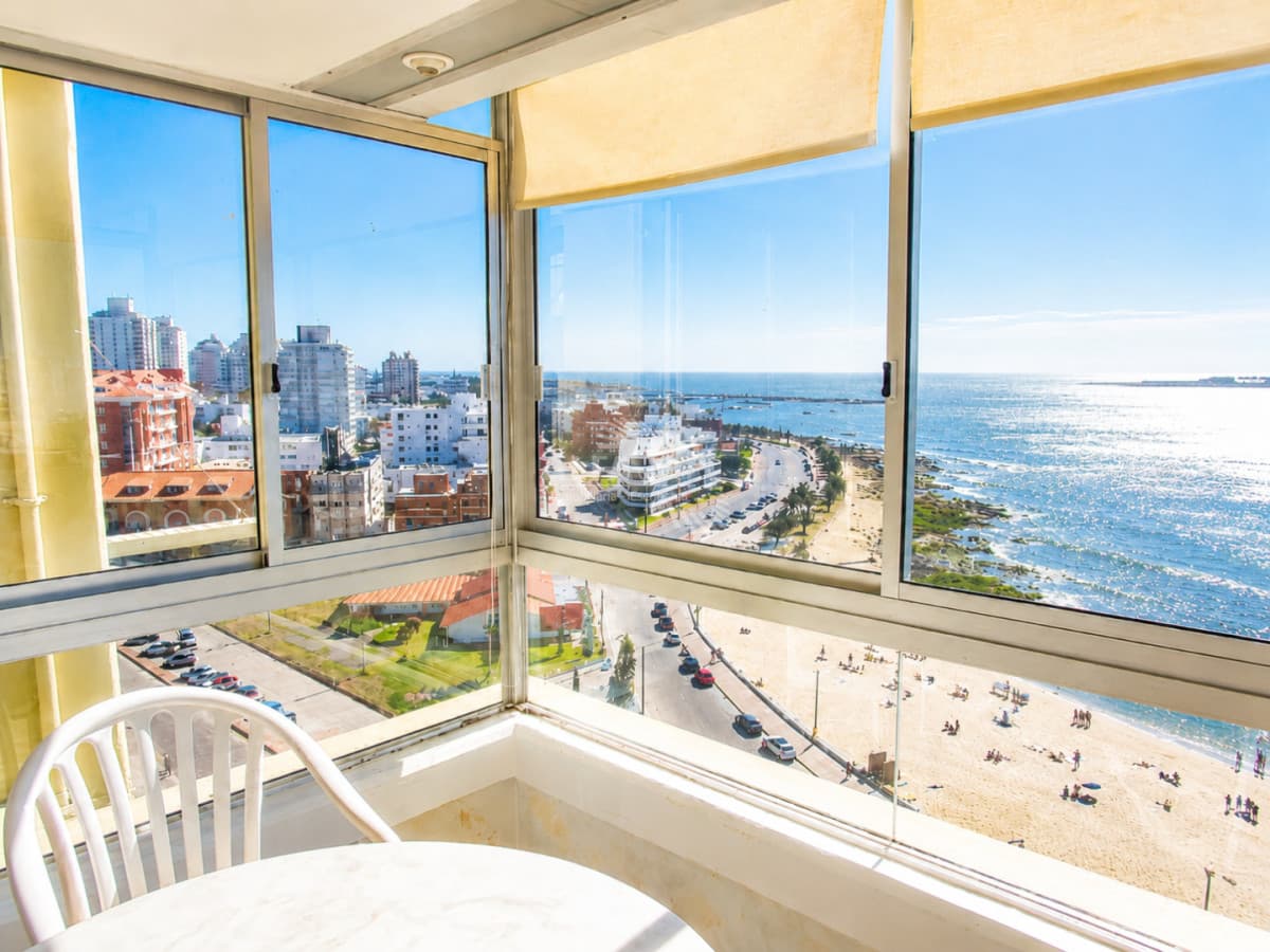 Frente al mar, vista directa.