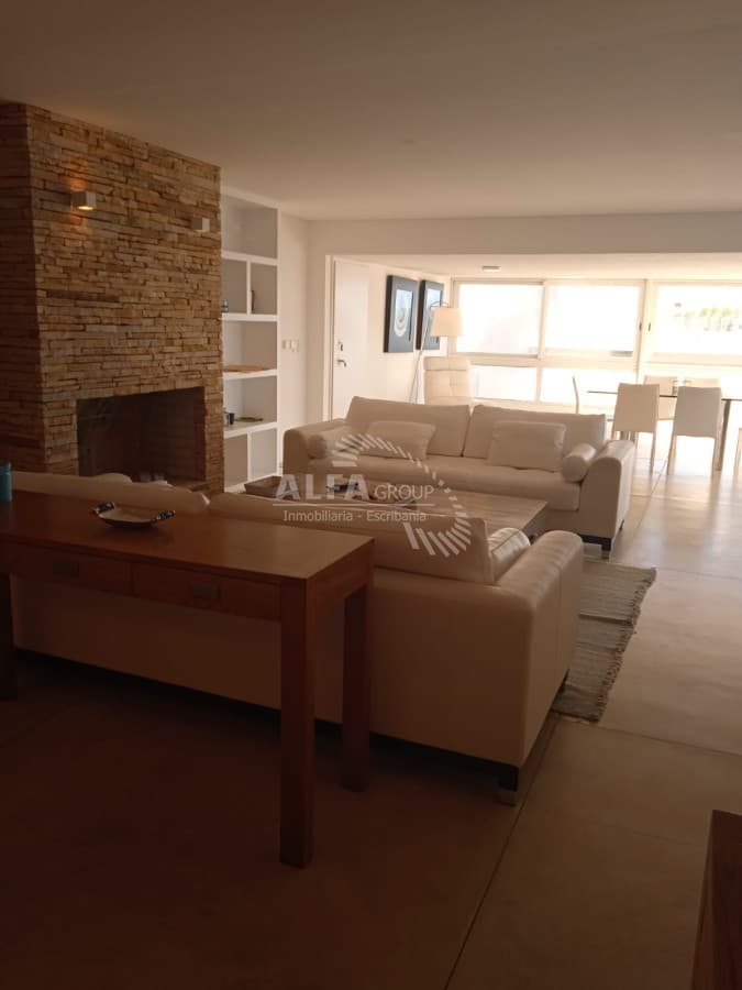 OPORTUNIDAD EN Garden Tower, unidad reciclada en su totalidad. 3 dormitorios en Península. Punta del Este