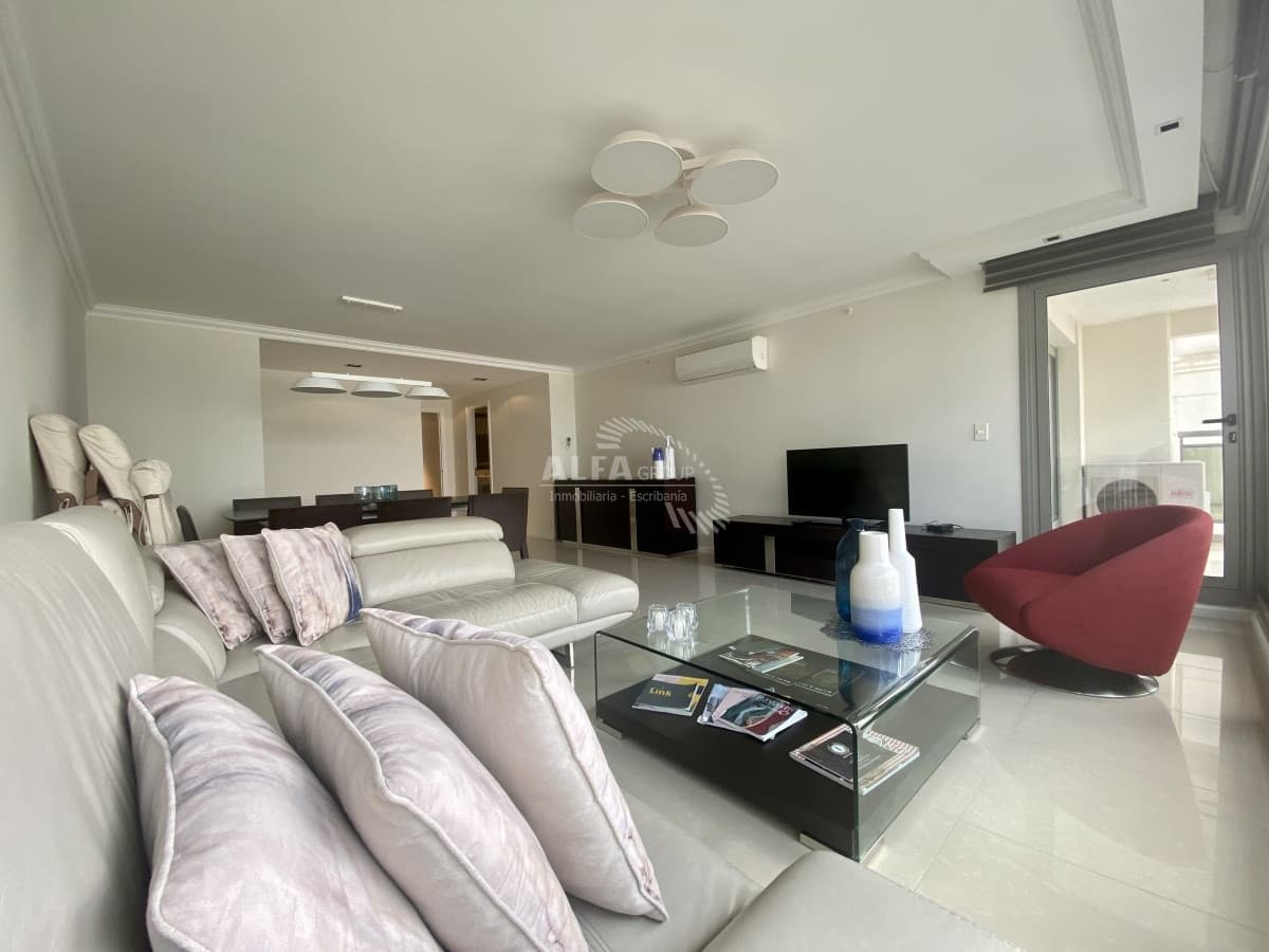 Vende apartamento de 3dormitorios en Brava- Punta del Este