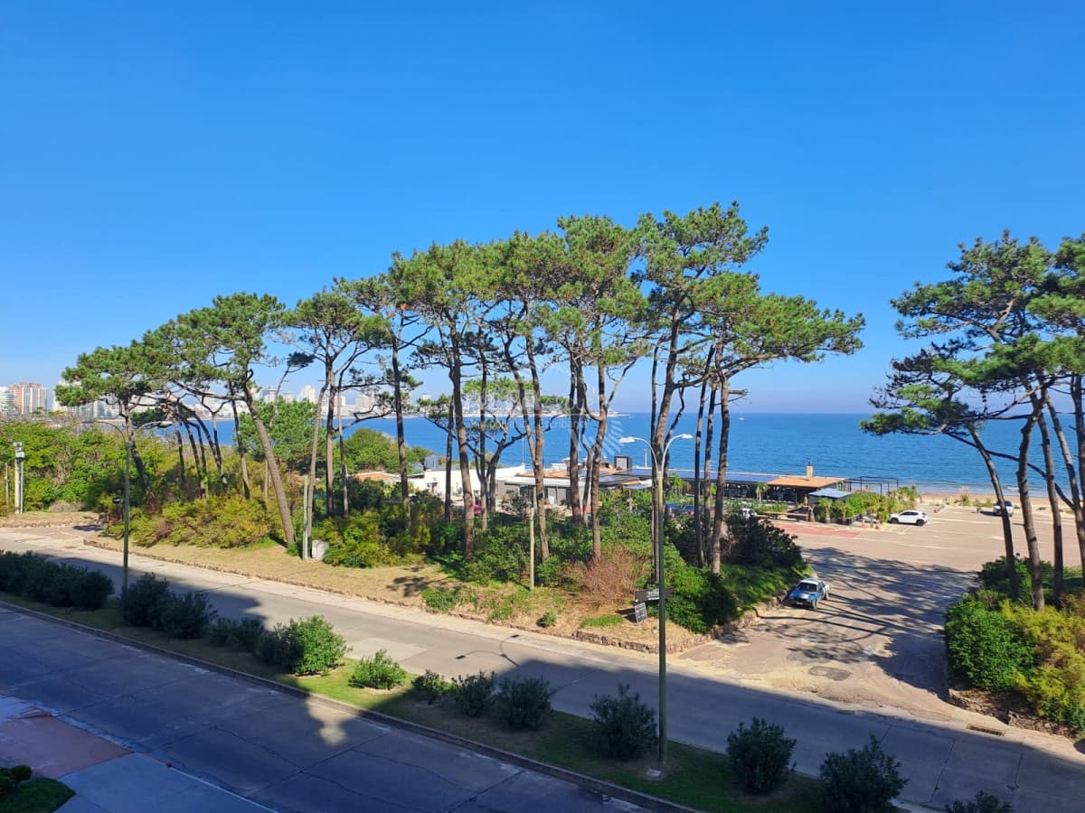 Apartamento en Venta de 2 dormitorios frente al mar,Playa Mansa , Punta del este