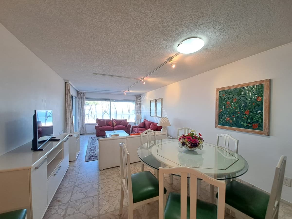 Apartamento en Venta de 2 dormitorios frente al mar,Playa Mansa , Punta del este