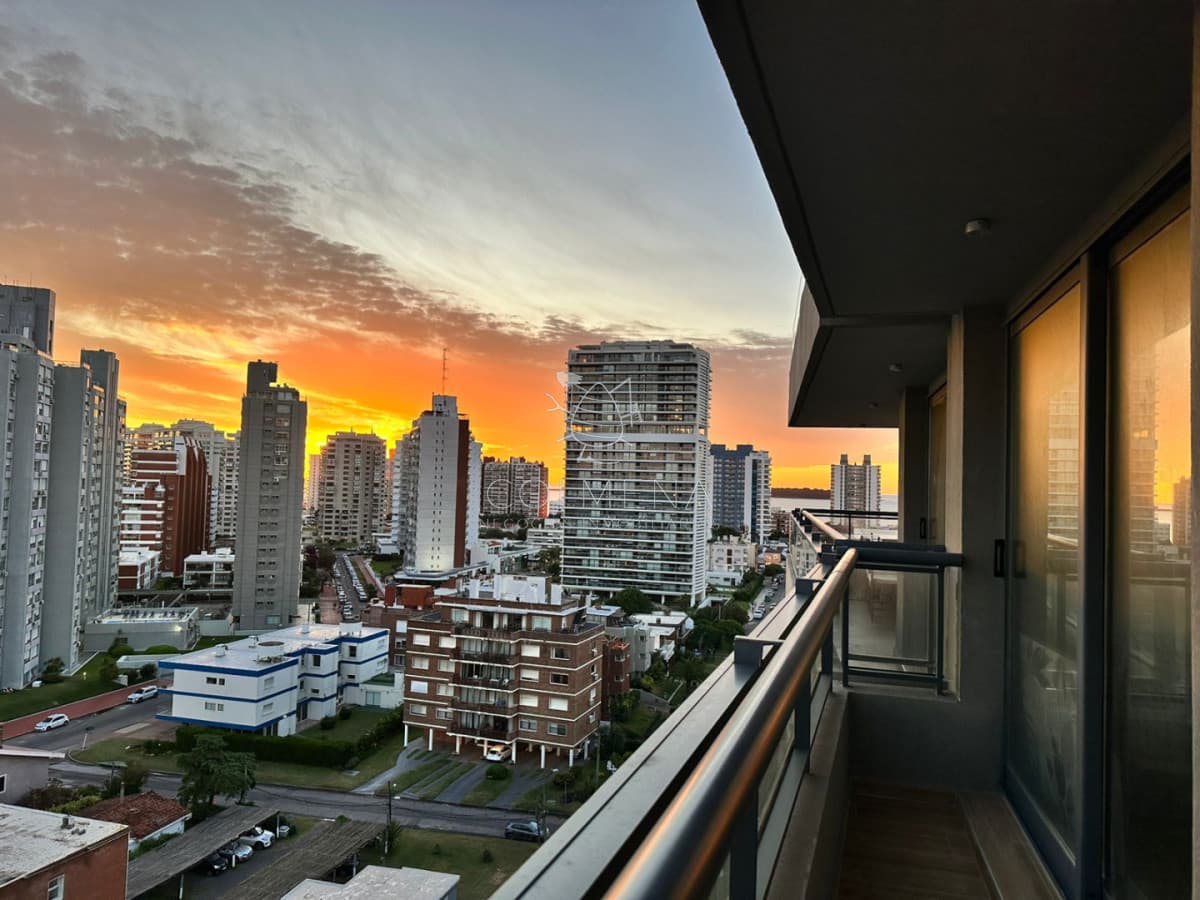 En venta apartamento de  2 dormitorios con hermosa vista parcial al mar en Brava, Punta del Este