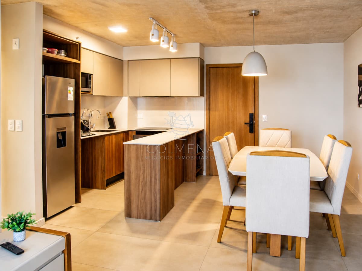 En venta apartamento de 2 dormitorios a solo metros de Playa Brava, Moderno diseño, piscina con vista al mar