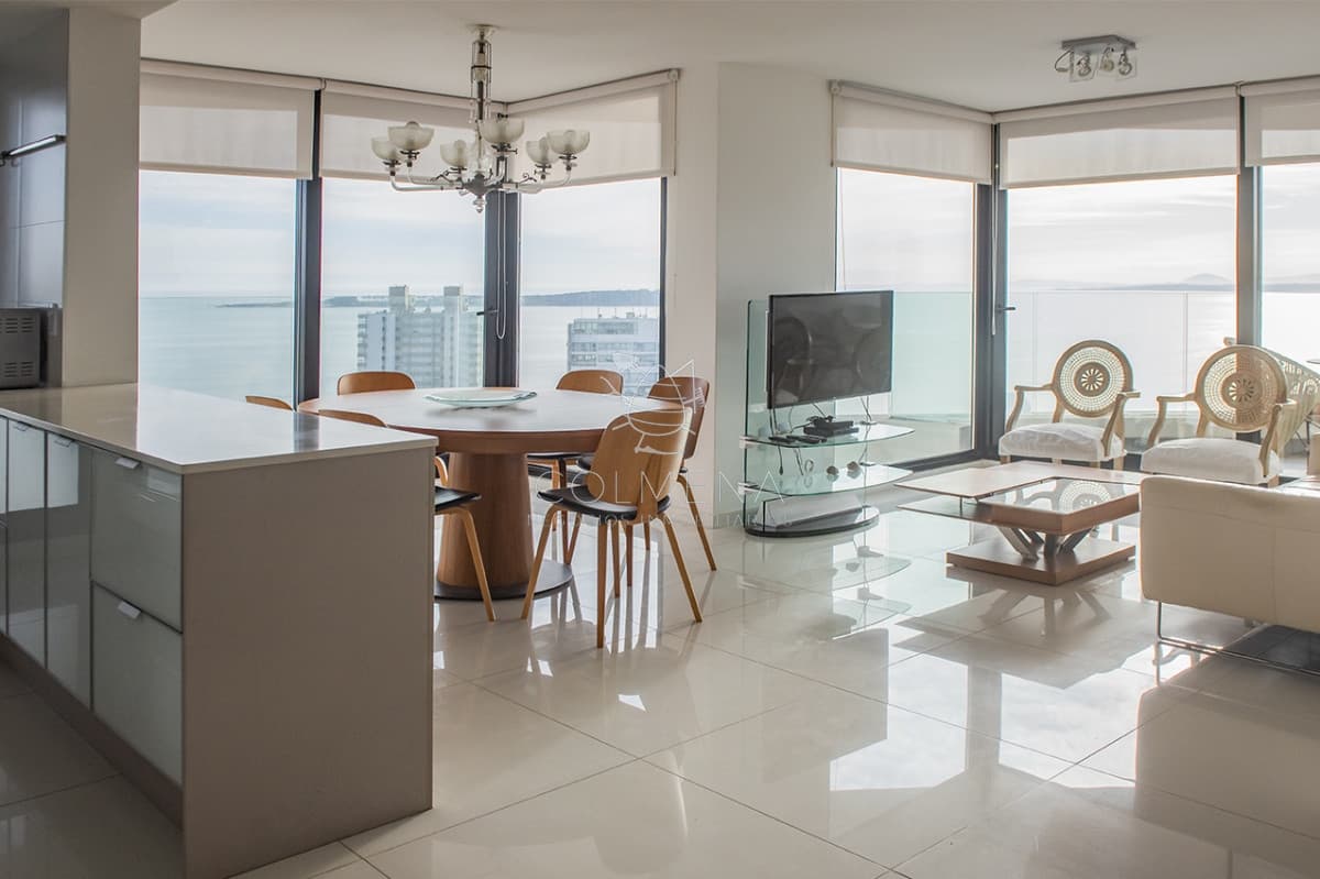 Piso alto con vistas panoramicas de Playa Mansa. Artower