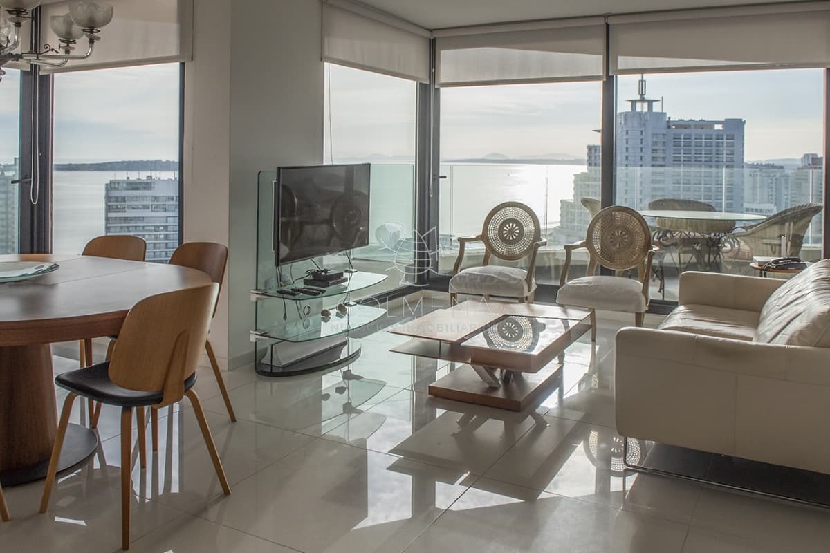 Piso alto con vistas panoramicas de Playa Mansa. Artower