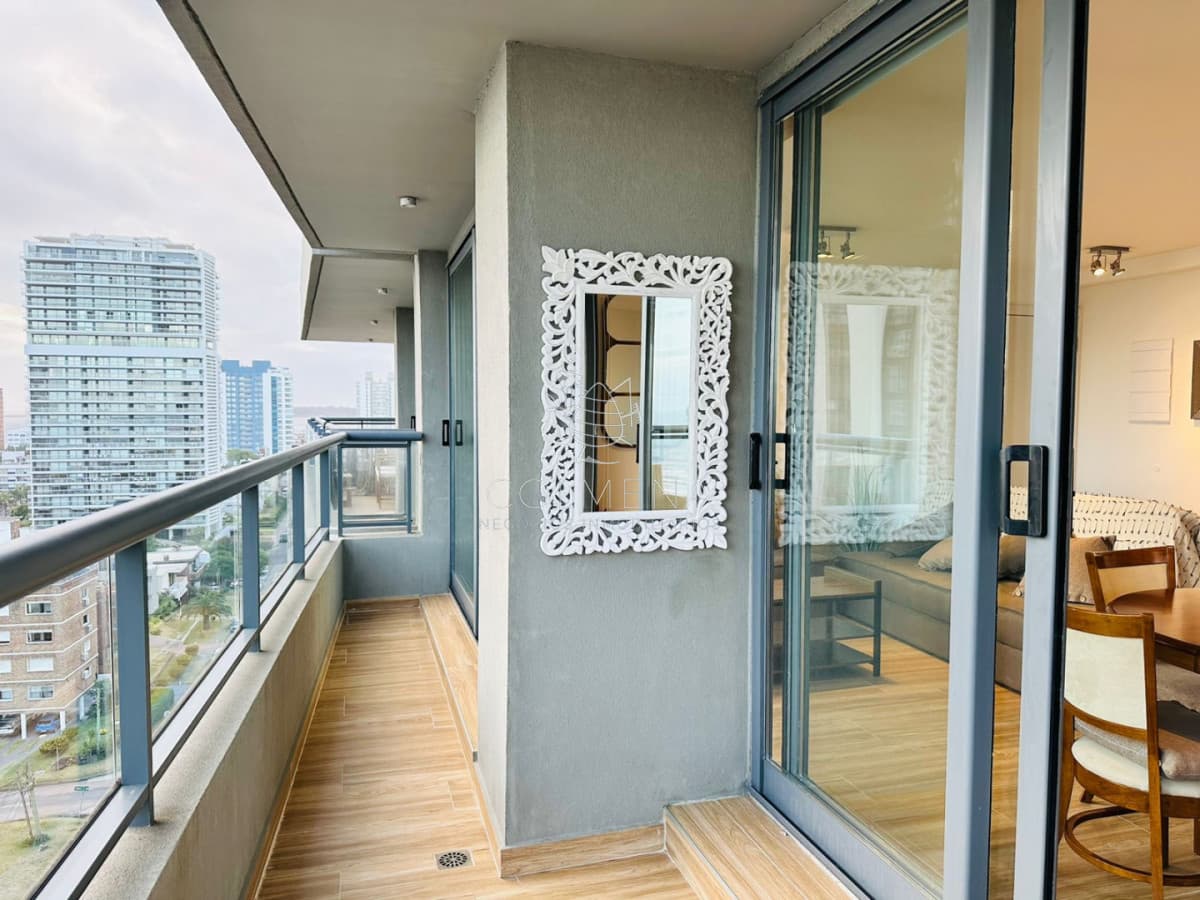 En venta apartamento de  2 dormitorios con hermosa vista parcial al mar en Brava, Punta del Este