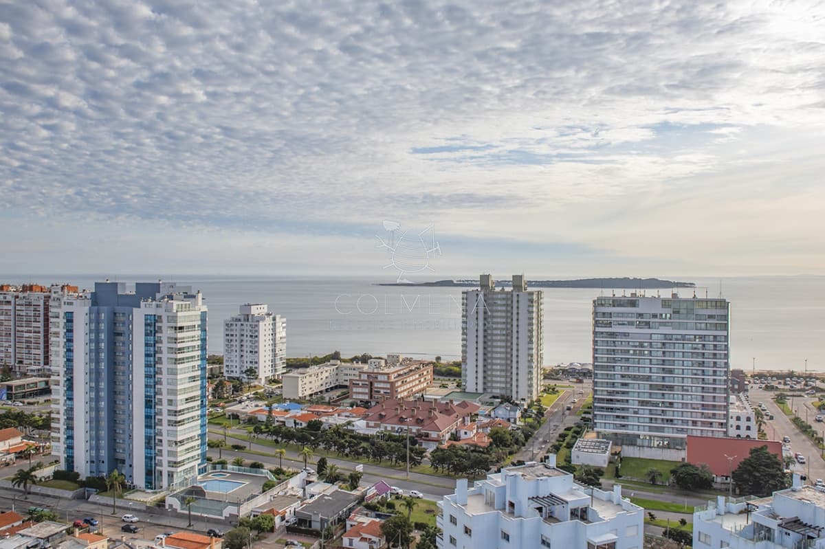 Piso alto con vistas panoramicas de Playa Mansa. Artower