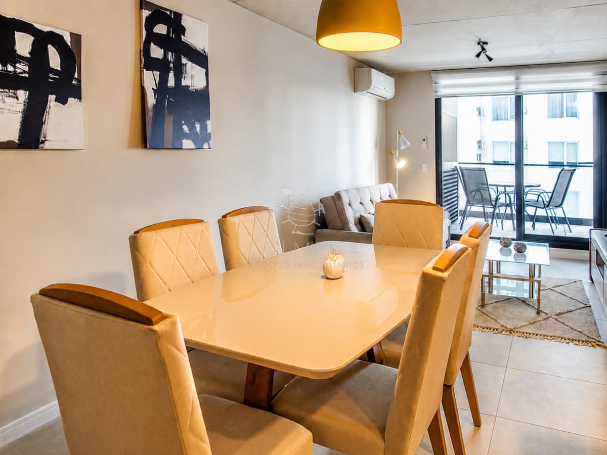 En venta apartamento de 2 dormitorios a solo metros de Playa Brava, Moderno diseño, piscina con vista al mar