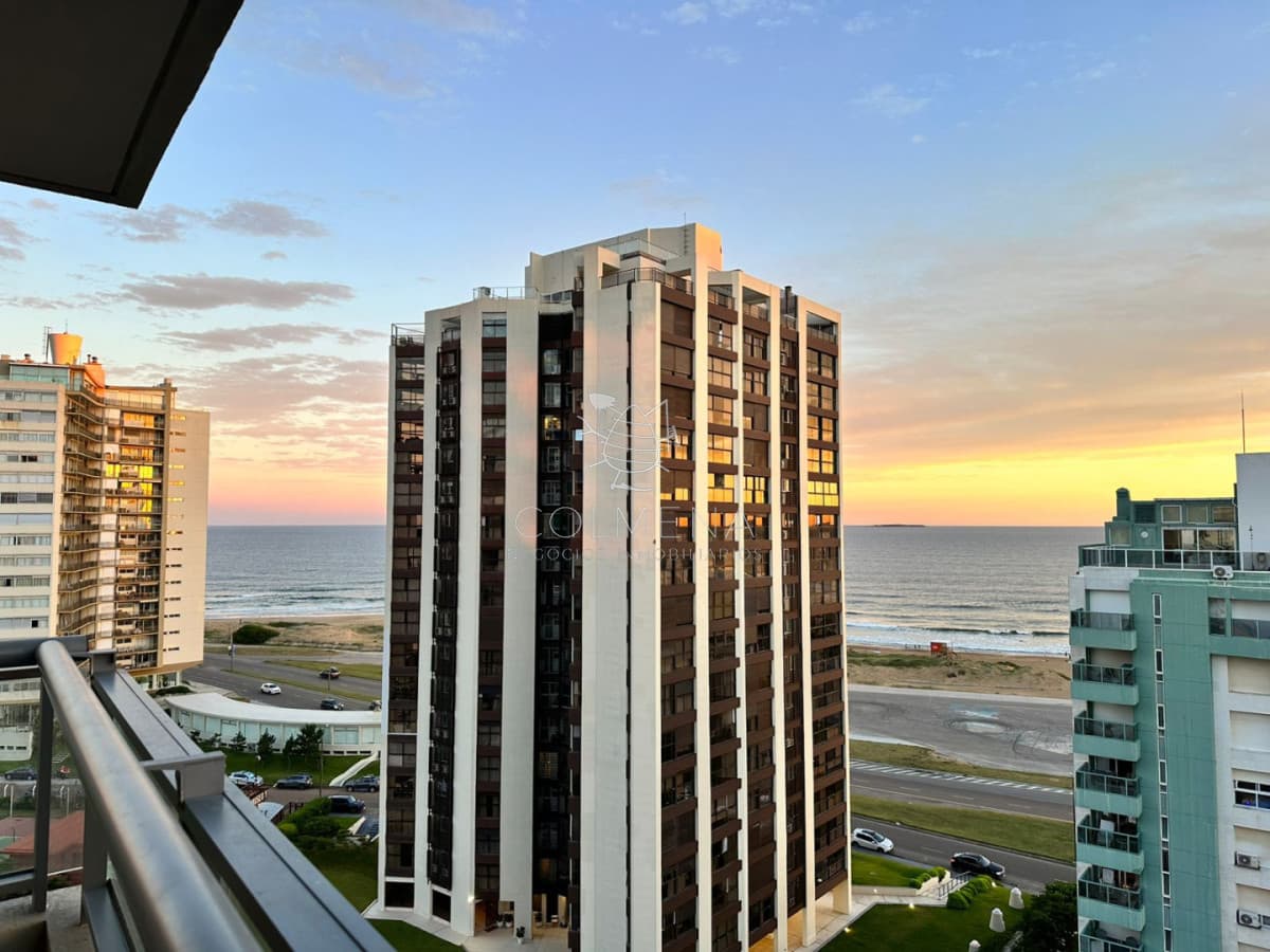 En venta apartamento de  2 dormitorios con hermosa vista parcial al mar en Brava, Punta del Este