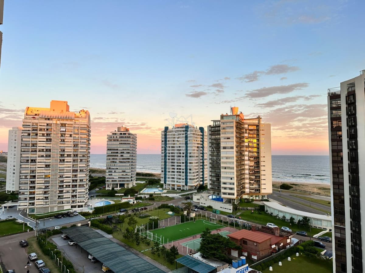 En venta apartamento de  2 dormitorios con hermosa vista parcial al mar en Brava, Punta del Este