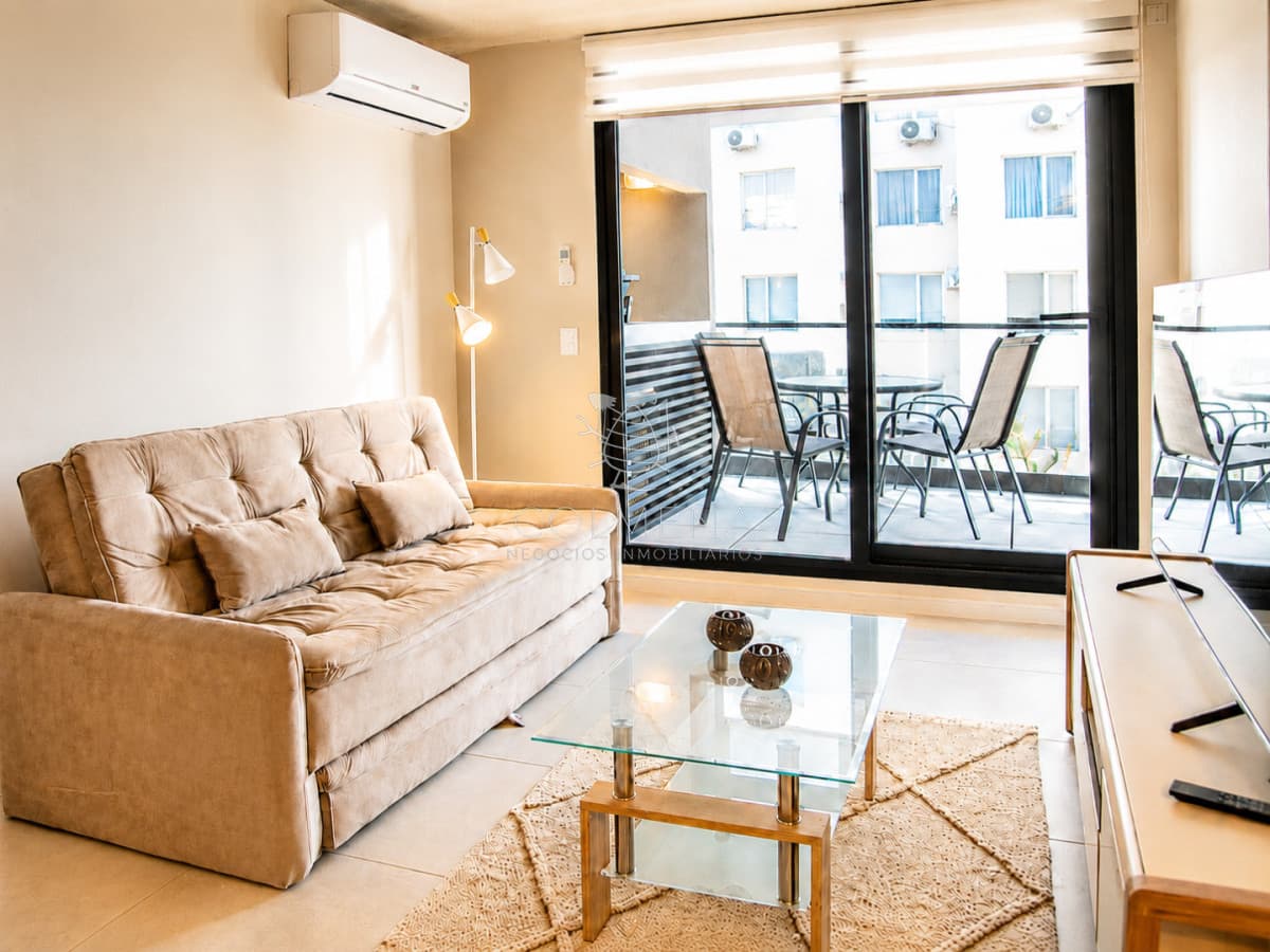En venta apartamento de 2 dormitorios a solo metros de Playa Brava, Moderno diseño, piscina con vista al mar