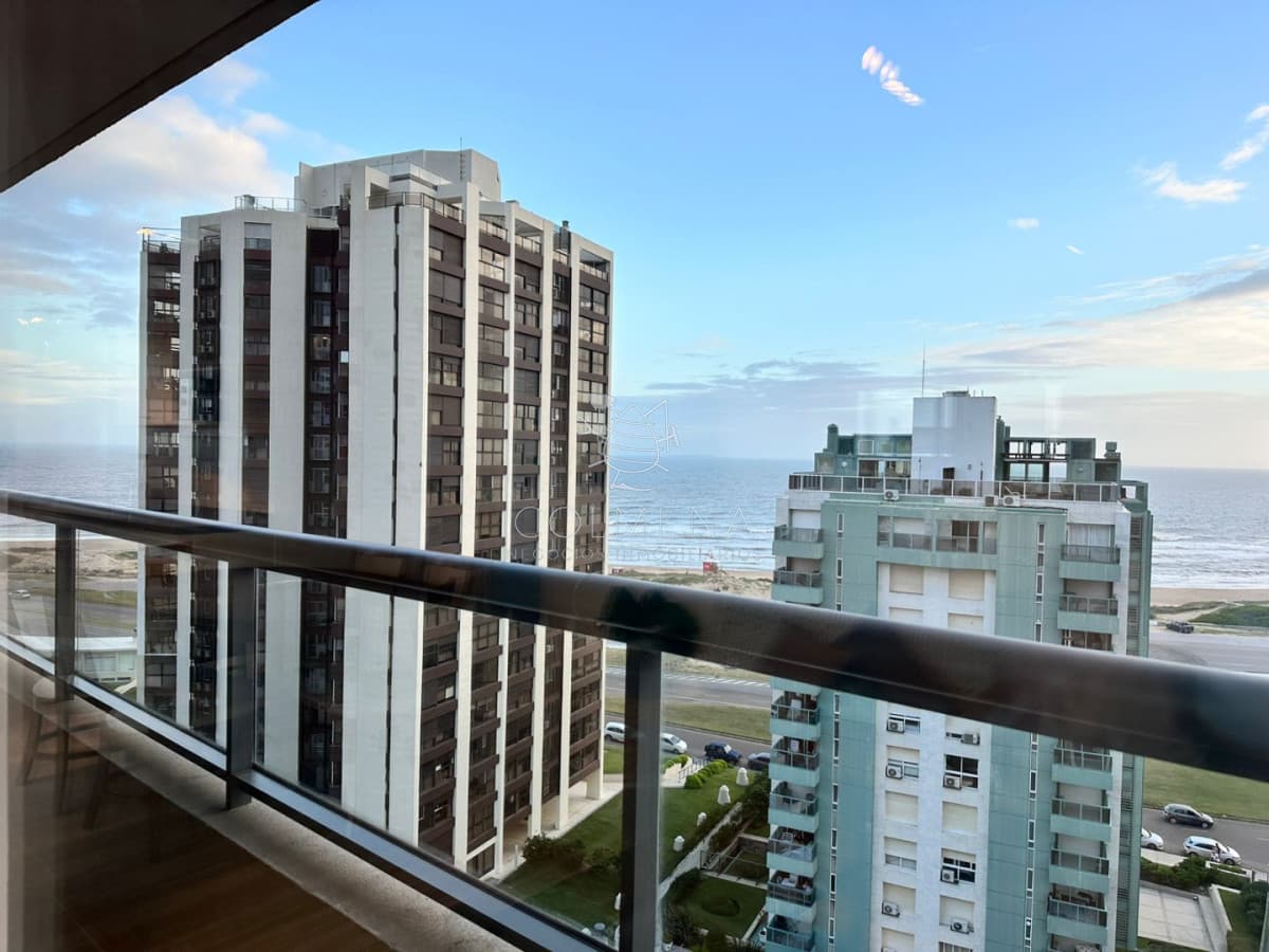 En venta apartamento de  2 dormitorios con hermosa vista parcial al mar en Brava, Punta del Este