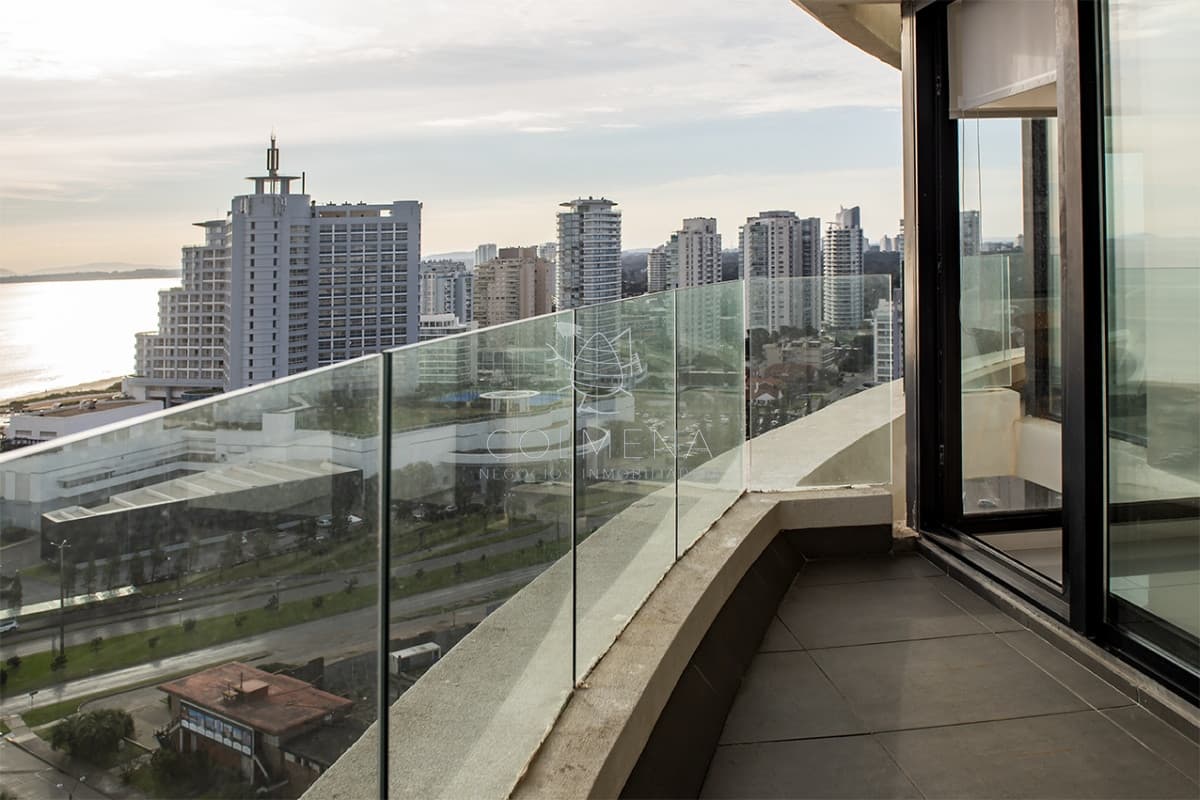 Piso alto con vistas panoramicas de Playa Mansa. Artower