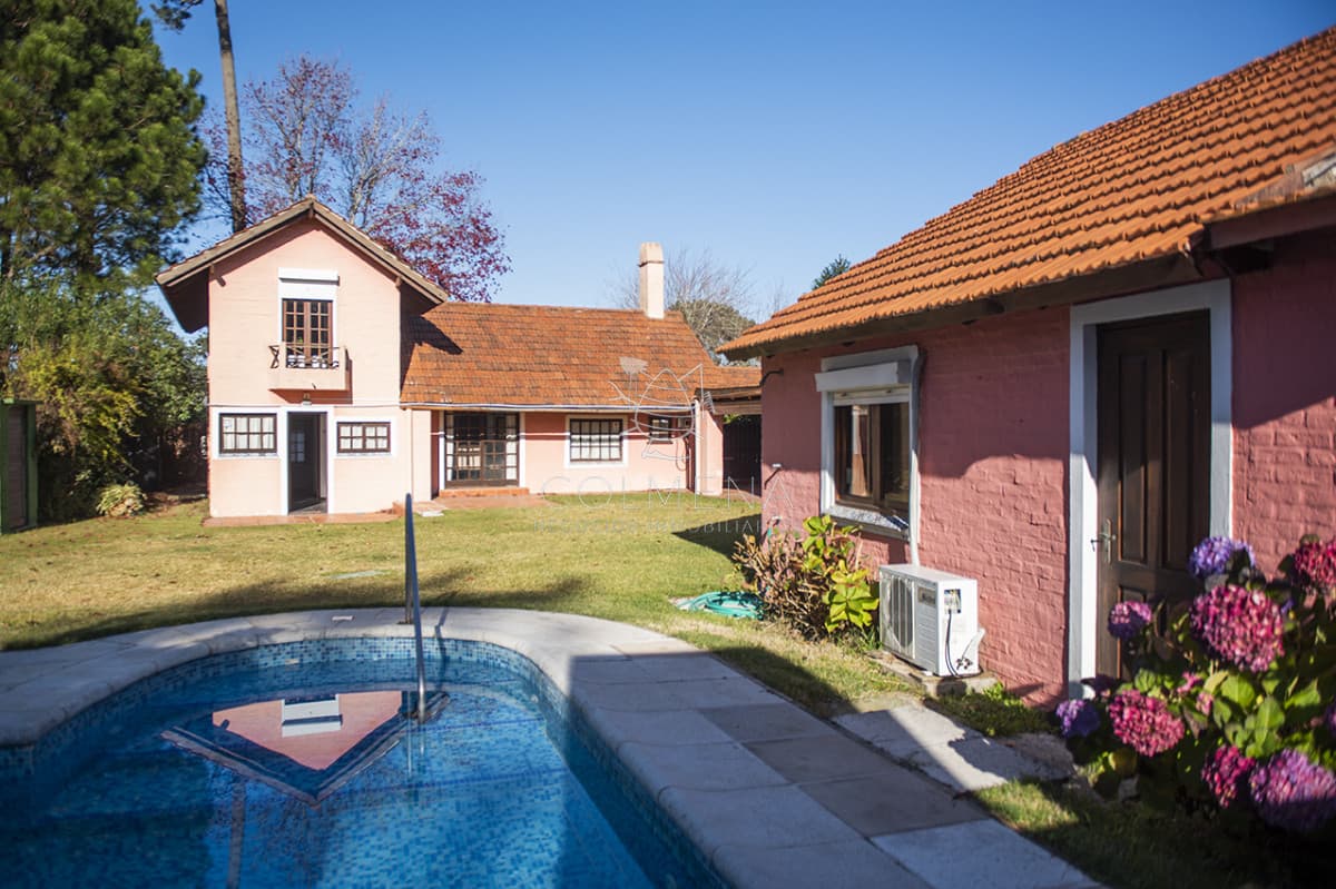 Muy linda casa en venta, zona inmejorable, 3 dormitorios y servicio