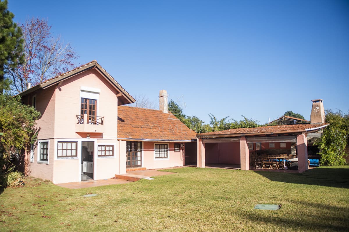 Muy linda casa en venta, zona inmejorable, 3 dormitorios y servicio