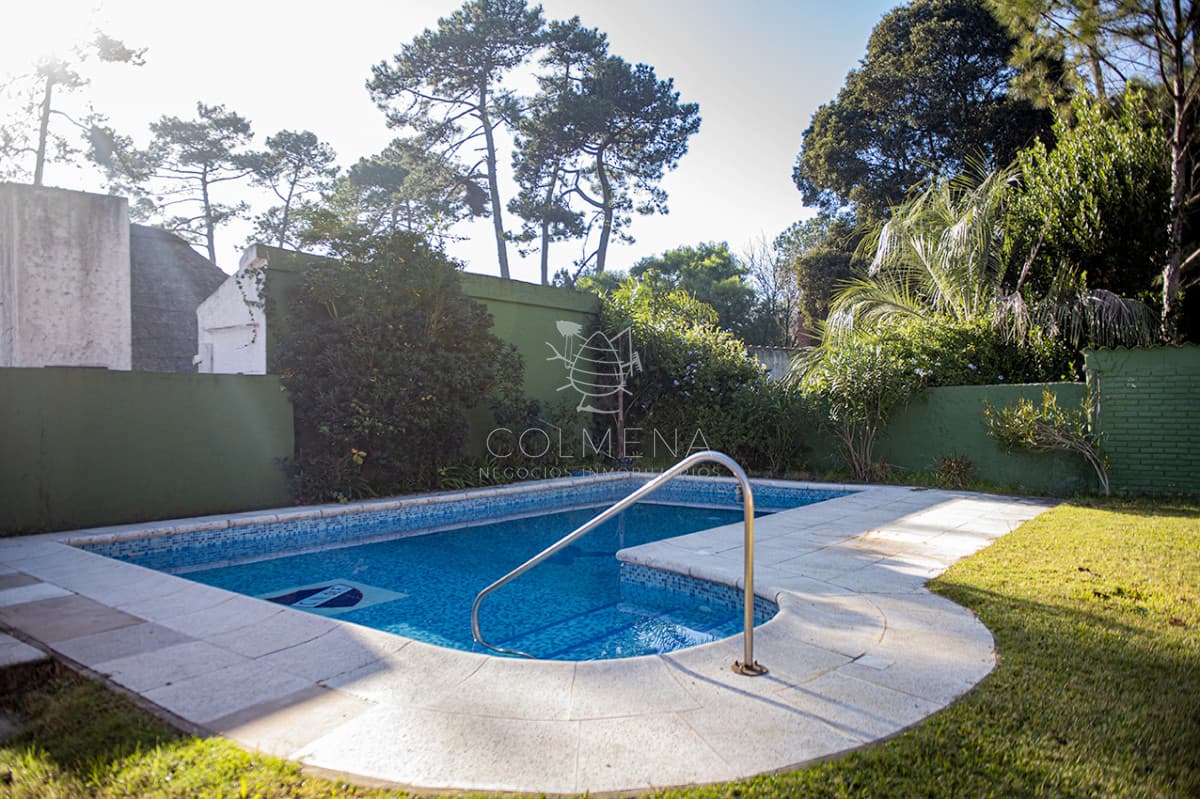 Muy linda casa en venta, zona inmejorable, 3 dormitorios y servicio